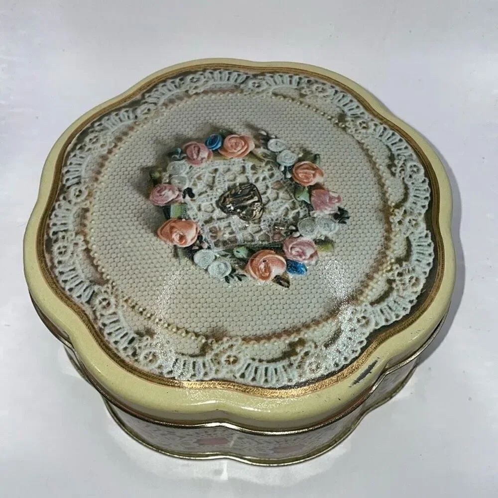 AVON Valentine’s Day Tin Powder Box Trinket Vintage 1981 Floral Lace Decor
